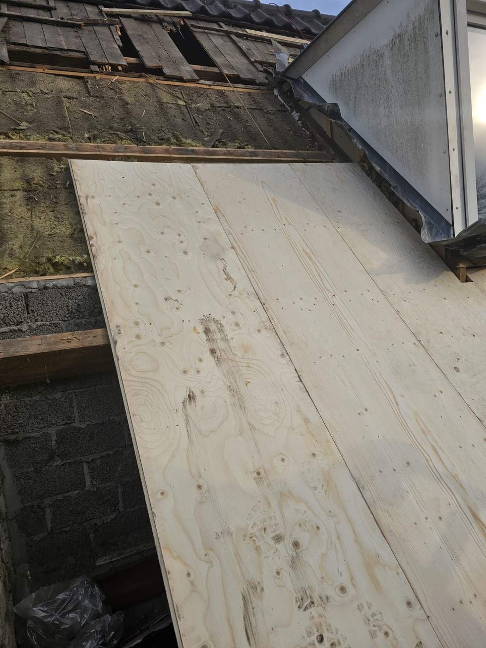 Nieuw dakbeschot: multiplex op de bestaande gordingen