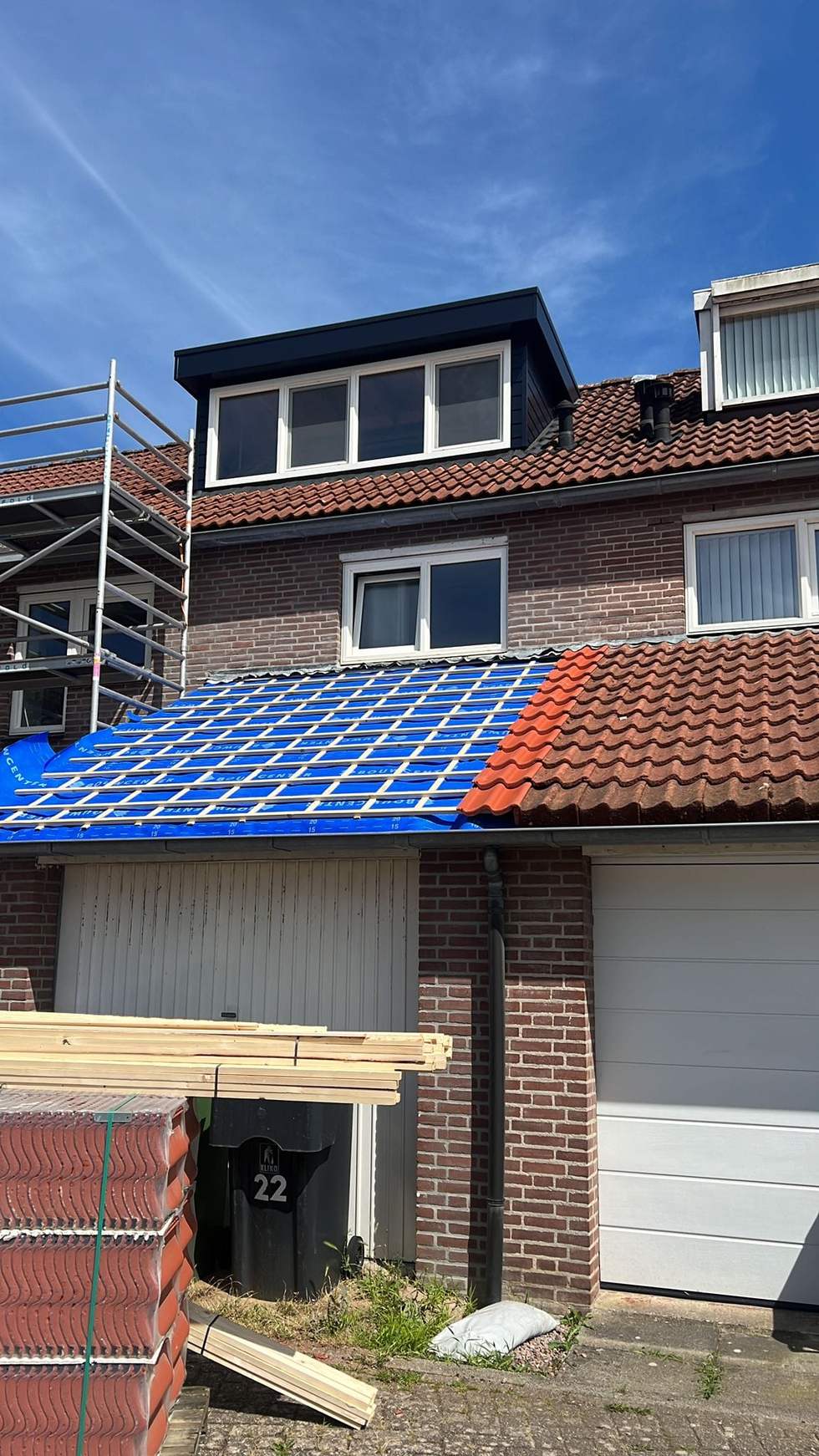 Garagedak opnieuw opgebouwd: folie en latten voor de nieuwe pannen