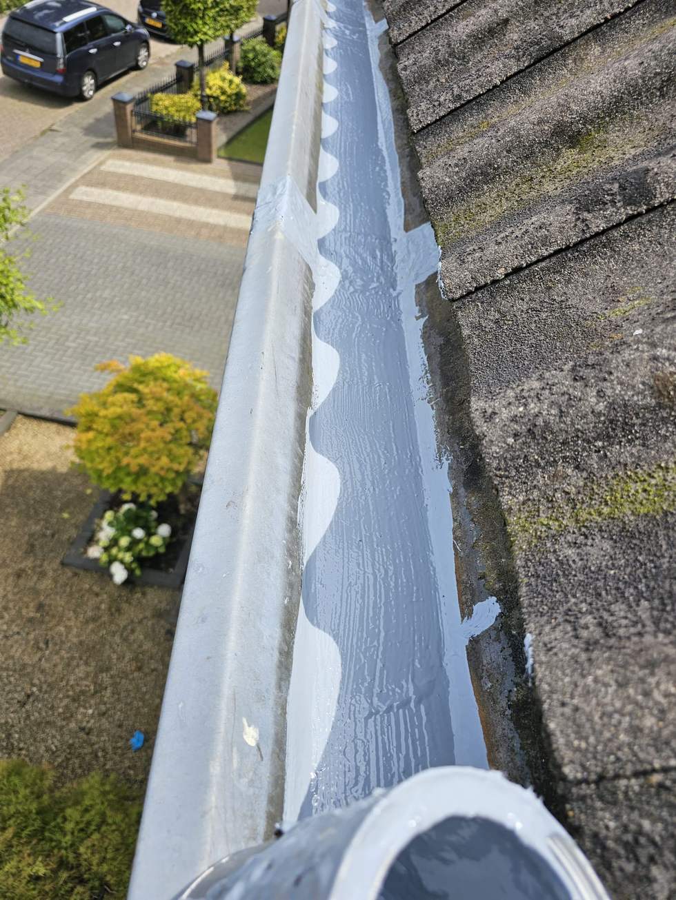 Goot hersteld en gecoat: waterdicht zonder de goot te vervangen