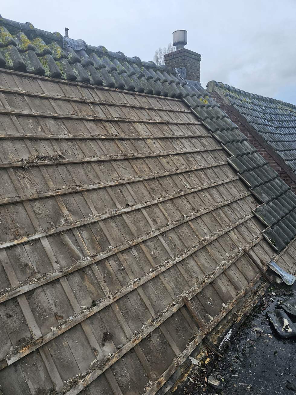 Oud beschot en schoorsteen: aansluiting nagelopen voor herstel